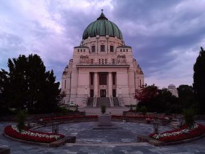 Die Friedhofskirche zum Heiligen Karl Borromäus wird beim Nachspaziergang umrundet. © Stadt Wien/PID